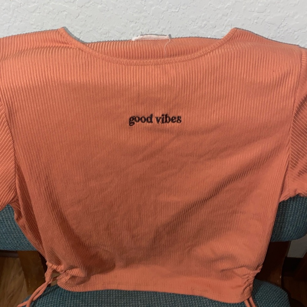 Top That Says Good Vibes